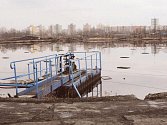 Velkou ekologickou zátěž s sebou nese Ostravsko v podobě lagun. S pozůstatky minulých let se nyní pere i Kopřivnice.