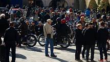 V pondělí 28. září zavítali dvakrát na Masarykovo náměstí v Novém Jičíně účastníci Svatováclavské vyjížďky historických vozidel.
