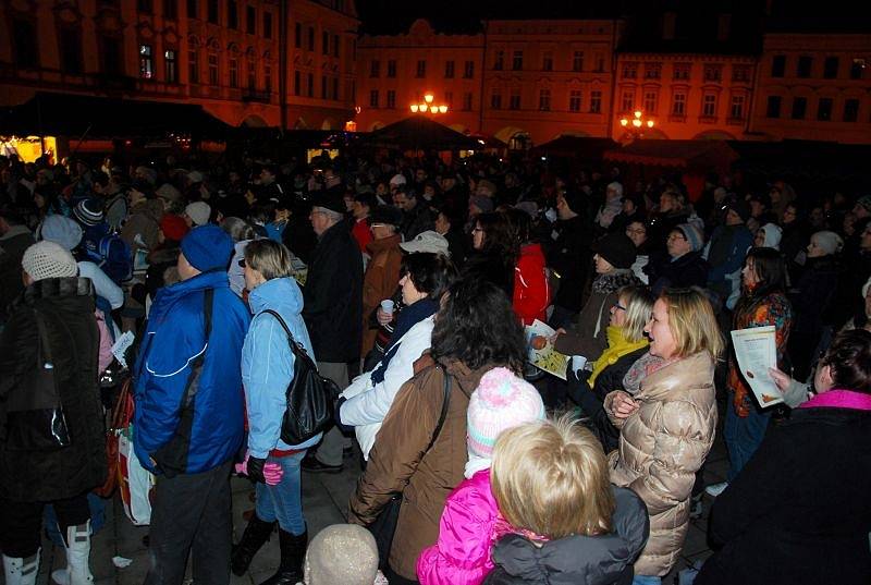 Akce Česko zpívá koledy na náměstí v Novém Jičíně.