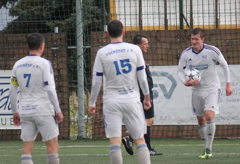 Nedělní novojičínské derby v krajském přeboru mezi Bílovcem a Frenštátem pod Radhoštěm předčasně ukončil silný vítr.