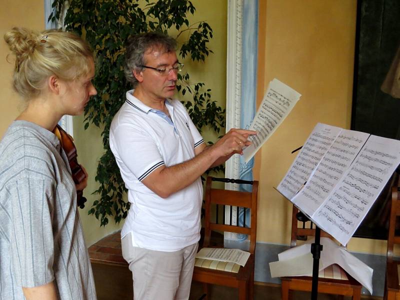 Komnaty kunínského zámku hostí do zítřejšího dne mezinárodní letní kurz interpretace staré hudby.