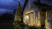 K vánoční výzdobě domu v Ženklavě v roce 2022 přibyl betlém.