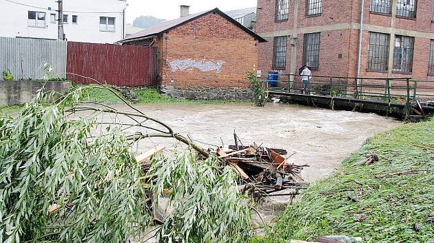 Ucpaný most u areálu Retex ve Fulneku byl podle místních jednou z příčin, proč se vylila voda z Husího ptoka a zaplavila areál.