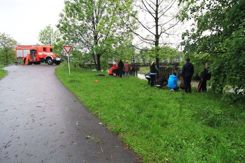 Sedm jednotek hasičů bylo v sobotu odpoledne povoláno k pátrání po pohřešované osobě v řece Lubina.