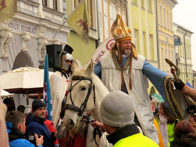 Doslova ve švech praskalo v sobotu 12. listopadu náměstí Míru ve Frenštátě pod Radhoštěm. Nikdo si totiž nechtěl nechat ujít slavnostní příjezd patrona města, svatého Martina na bílém koni, se svojí početnou družinou.