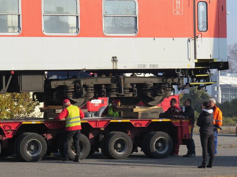 Nevšední podívaná byla k vidění v pátek 6. listopadu dopoledne v Novém Jičíně. Z místního vlakového nádraží se totiž stěhoval jídelní vůz.