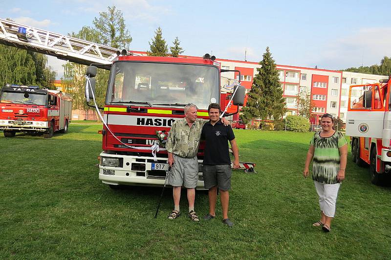 Nový výsuvný žebřík s košem, který v pátek dostali fulnečtí hasiči, dosáhne do výšky třiceti metrů.