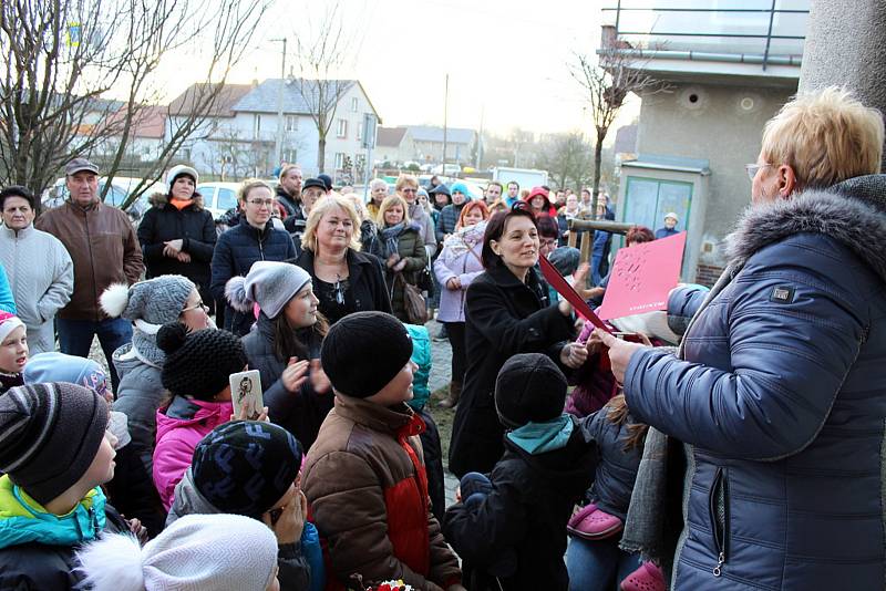 O prohlídku školy po rekonstrukci byl v Hladkých Životicích velký zájem.