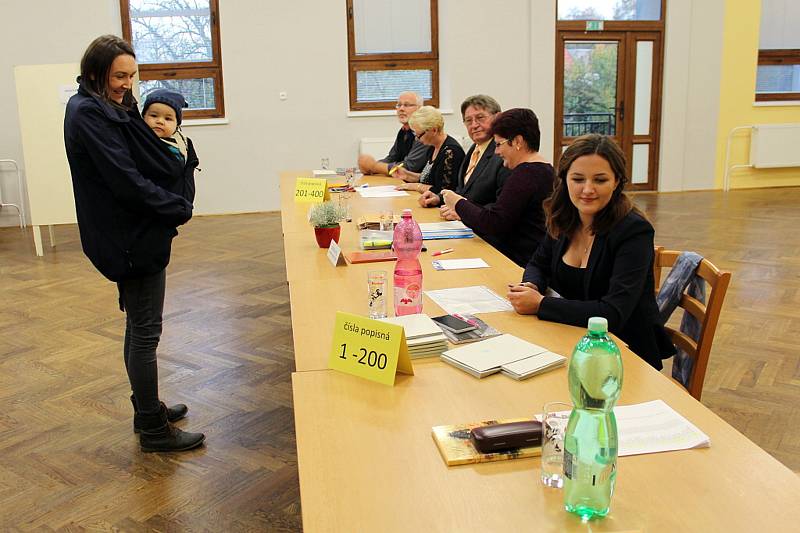 Plynule přicházeli voliči do volební místnosti v Rybím.