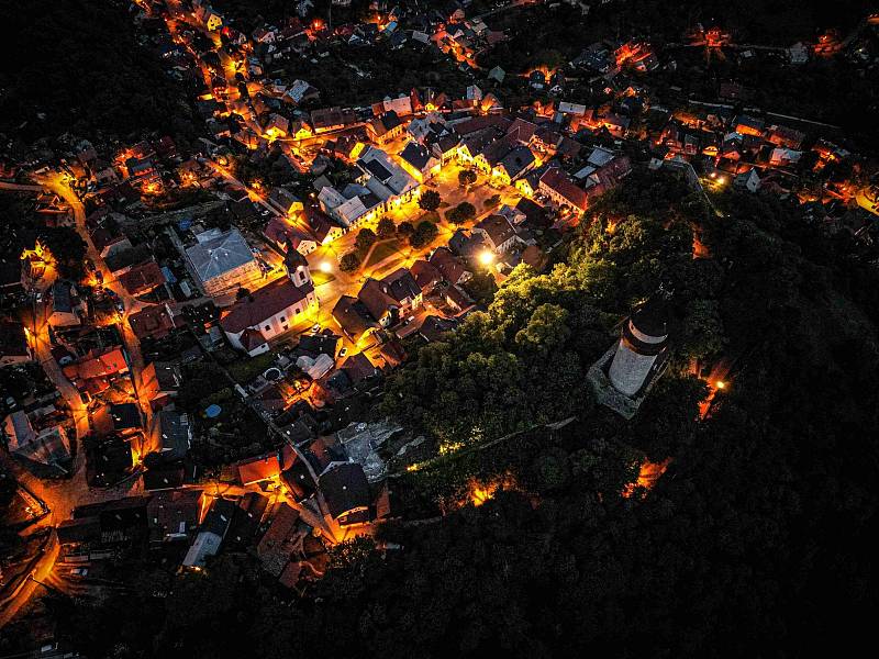 Štramberk za stmívání a ve světle pouličních lamp.