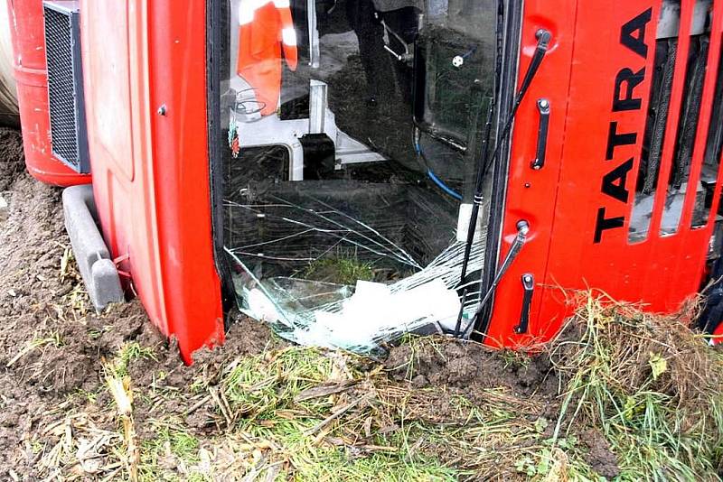 Jednačtyřicetiletý řidič nákladního vozidla jel v tomto týdnu směrem ze Suchdola nad Odrou směrem na Hladké Životice. Doplatil však na nezpevněnou krajnici.