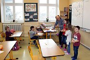 Poslední vysvědčení převzaly děti v Bílově. K 31. lednu škola ukončila provoz.