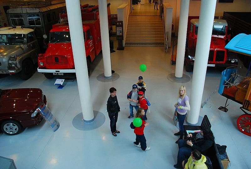 Kopřivnické muzeum Tatra pořádalo v sobotu 22. září Dětský den. Pro nejmenší návštěvníky byly na několika stanovištích přichystány praktické hry a soutěže, při kterých si osvojovali pravidla silničního provozu.