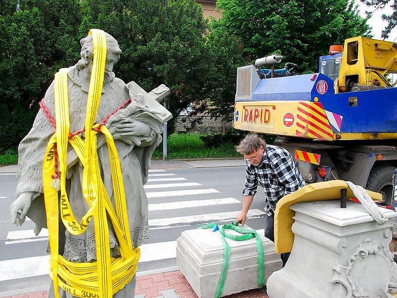 Socha sv. Jana Nepomucké se na své místo vrátila přibližně po osmy měsících.