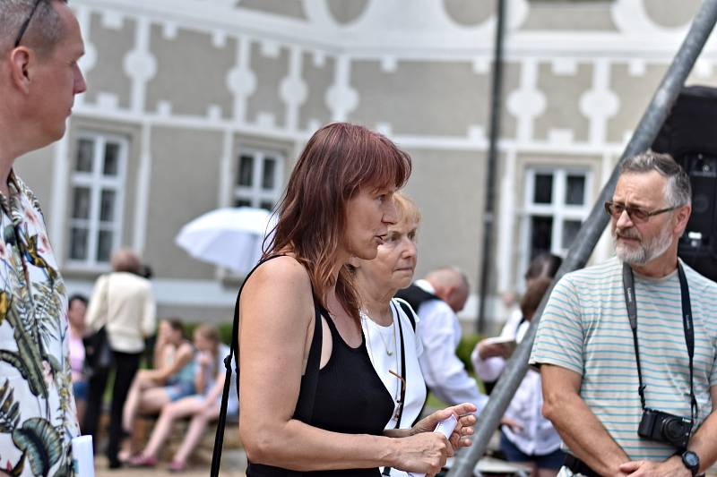 Víkend otevřených zahrad uspořádali v Příboře. V sobotu 8. června i v neděli byl v piaristické zahradě zajímavý program.