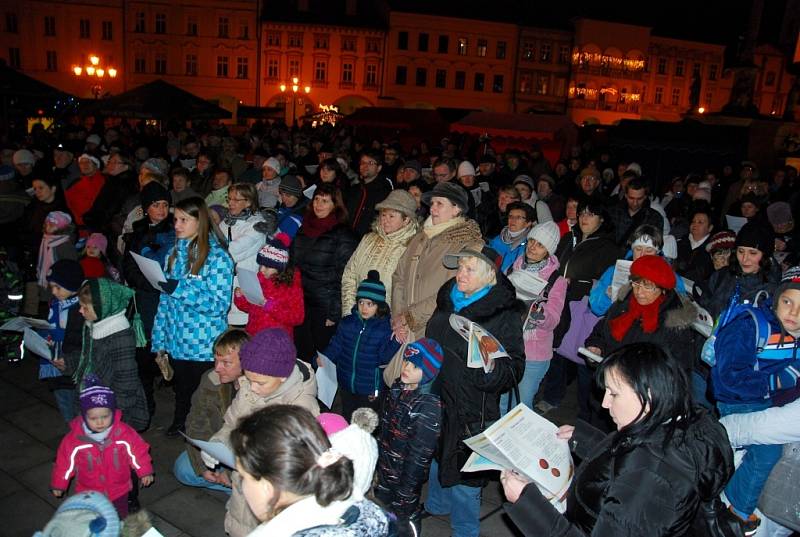 Akce Česko zpívá koledy na náměstí v Novém Jičíně. 