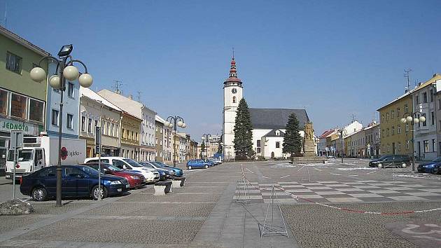 Velká doba Rakousko-uherska 1914 – 1916 stojí na pohlednici z počátku dvacátého století. Slezské náměstí se od dob Rakouska–Uherska docela změnilo. Válkou poničená severní strana náměstí byla stržena a na jejím místě vznikl malý park. 