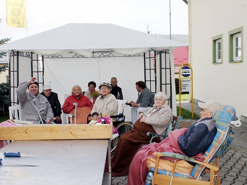 Uživatelé Domova Odry prožili v rámci Týdne sociálních služeb také zabíjačku.