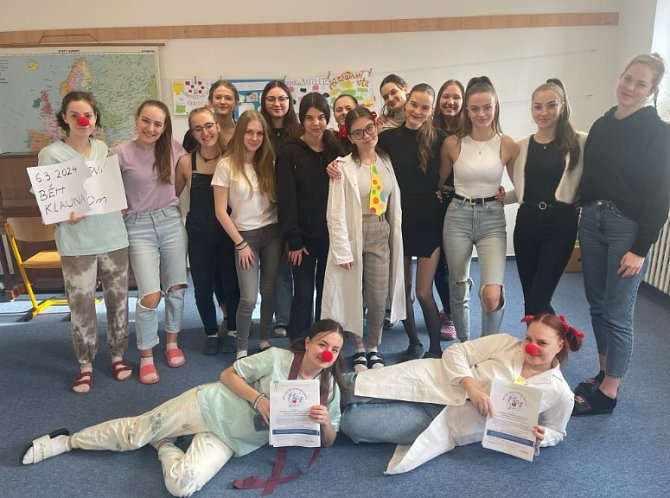 Studentky propagovaly velmi originálním způsobem Běh pro Zdravotního klauna v Odrách.