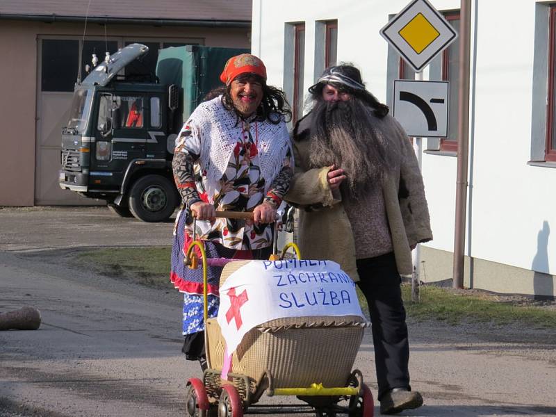 V Lukavci, místní části Fulneku, masky vyrazily do ulic obce v pravé poledne.