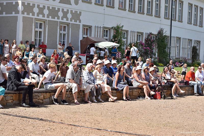 Víkend otevřených zahrad uspořádali v Příboře. V sobotu 8. června i v neděli byl v piaristické zahradě zajímavý program.