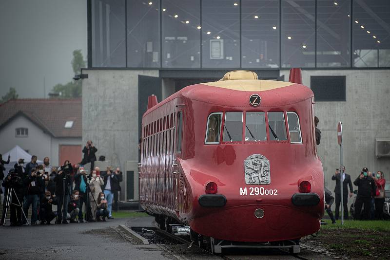 Historický železniční vůz Slovenská strela se po více než dvou letech oprav vrátil do Kopřivnice, 13. května 2021. Vystaven bude v novém proskleném depozitáři u nového Muzea nákladních automobilů Tatra.