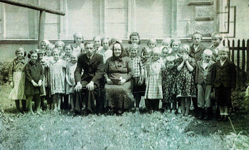 Nedělní evangelická škola okolo roku 1945. Uprostřed sedí František Horák a „teta“ Madlena.
