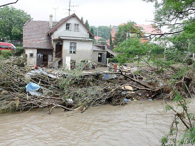 Rozbouřená řeka Jičínka napáchala milionové škody.