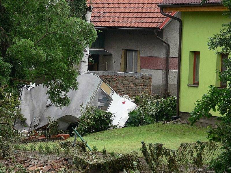 Rozbouřená řeka Jičínka napáchala milionové škody.