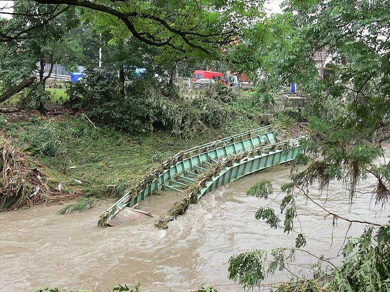 Rozbouřená řeka Jičínka napáchala milionové škody.