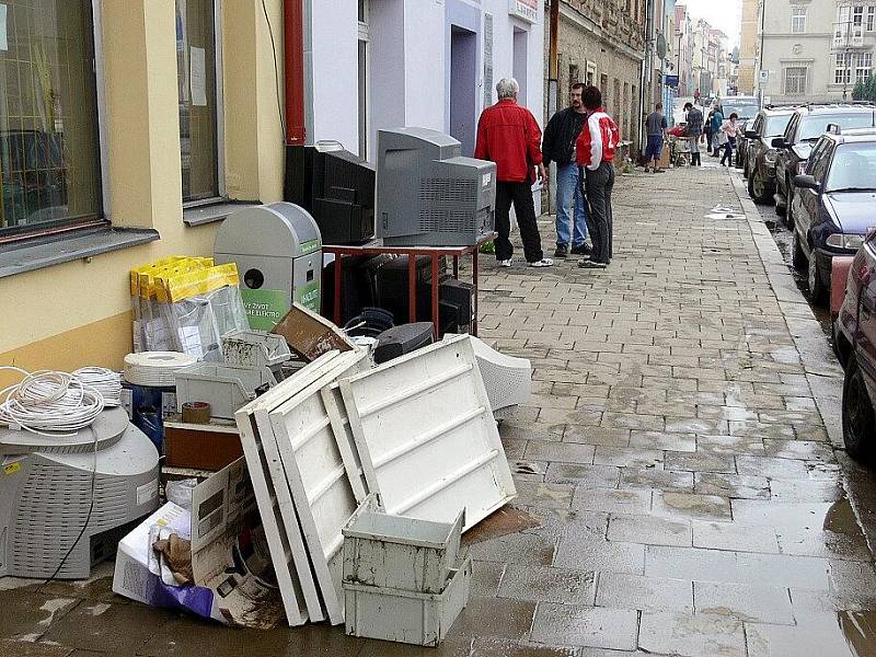 Voda opadla. Obchodníci v centru Nového jičína začali uklízet.