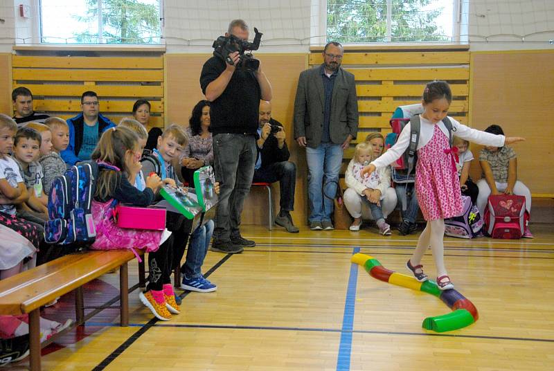 Natěšení na svůj první školní rok byli v pondělé prvňáčci, kteří usedli do lavic v Základní a mateřské škole v Ženklavě.