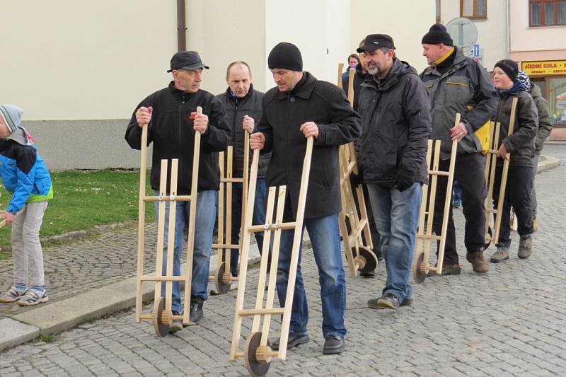 Průvod hrkačů v Bílovci. 