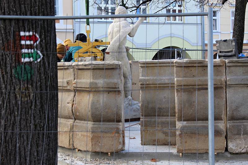 Kašna z frenštátského náměstí Míru byla od července v opravě. V sobotu 6. listopadu 2021 ji pracovníci vybrané firmy skládali zpět na místo.
