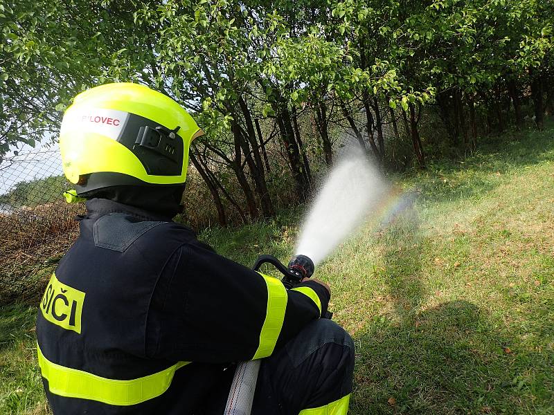 Požár suché trávy ve Stachovicích, místní části Fulneku likvidovali hasiči. Hrozilo, že by se mohl rozšířit mezi obytné části obce.