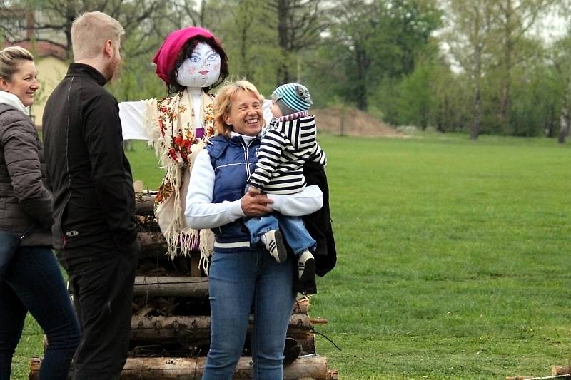 Rej čarodějnic zažili v sobotu 27. dubna v Jeseníku nad Odrou. Nakonec hlavní čarodějnici spálili.