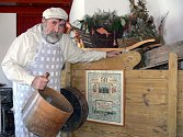 S mlynářskou čepicí na hlavě znají Zdeňka Šmajstrlu, propagátora pohanky, tisíce lidí minimálně z obálky jeho knihy receptů Pohanka ve mlýně a v kuchyni.