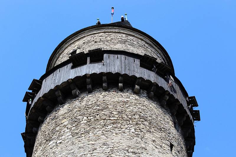 Hrad Štramberk s věží Trúba otevřel v sobotu 7. dubna své brány veřejnosti. Zahájení sezony se neobešlo bez šermířských soubojů.