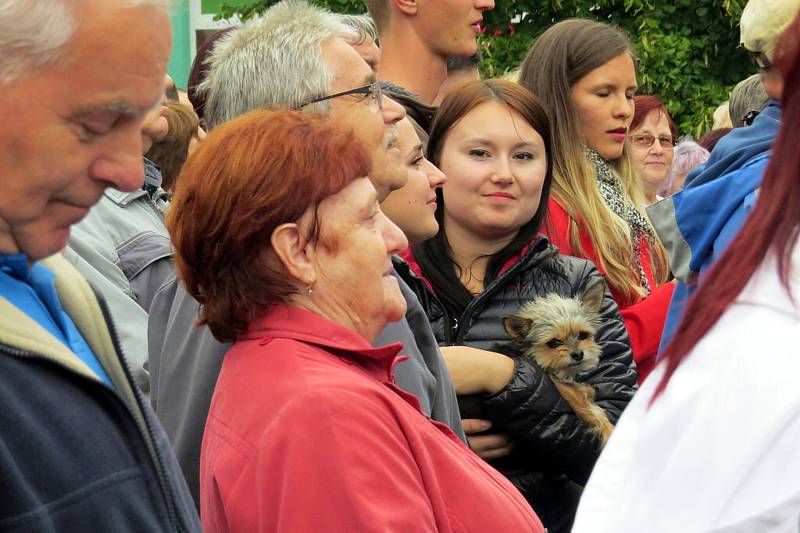 Stovky lidí přišly v úterý v podvečer na náměstí Republiky ve Studénce na setkání s prezidentem České republiky Milošem Zemanemm a hejtmanem Moravskoslezského kraje Ivo Vondrákem.