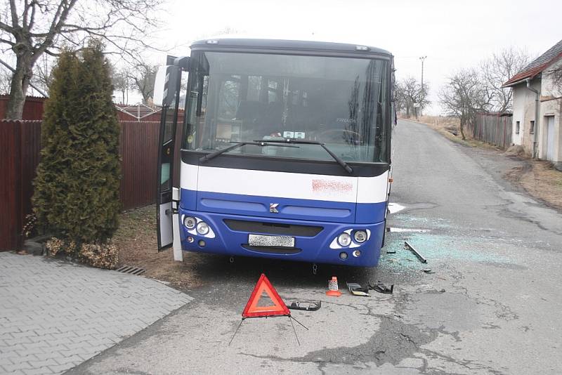 Rozbitý autobus ve Starojické Lhotě a další autobus nad korytem potoka v Bílovci. Čtvrtek 1. a pátek 2. března byly pro autobusy na Novojičínsku smolnými dny.