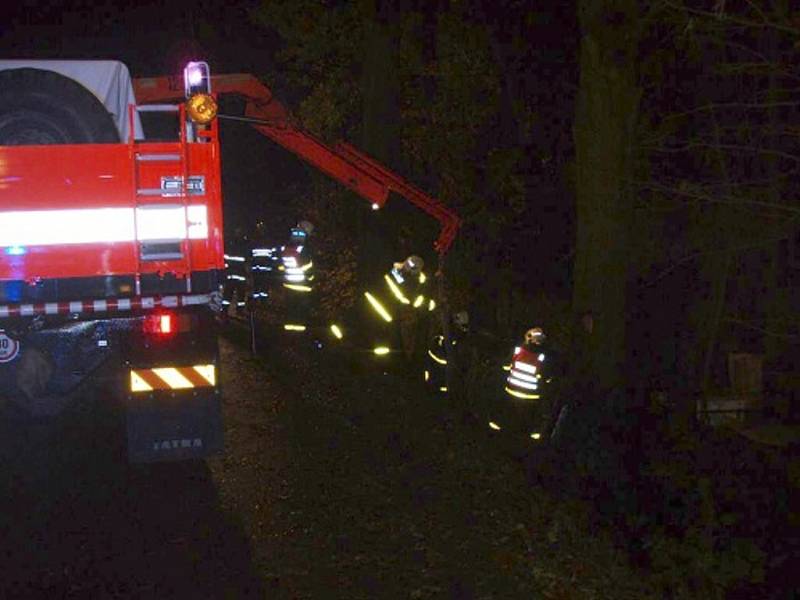 Tři jednotky hasičů zasahovaly v noci na úterý 6. listopaduna okraji Oder ve směru na obec Vražné u nehody Nissanu (pick up), který skončil v potoce. Hasiči museli vyprostit z havarovaného vozidla na pravém boku řidiče.
