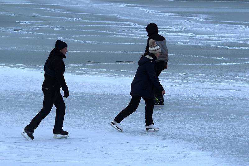 Desítky lidí využily ledu na přehradní nádrži Větřkovice u Kopřivnice a vyrazily si v úterý 16. února odpoledne zabruslit. Pár odvážlivců se také vykoupalo.