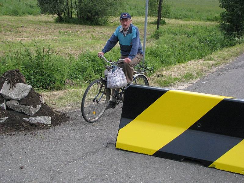 Měsíce bojovali obyvatelé ulice Dolní dráhy v Lichnově za zneprůjezdnění cesty kolem jejich domů.