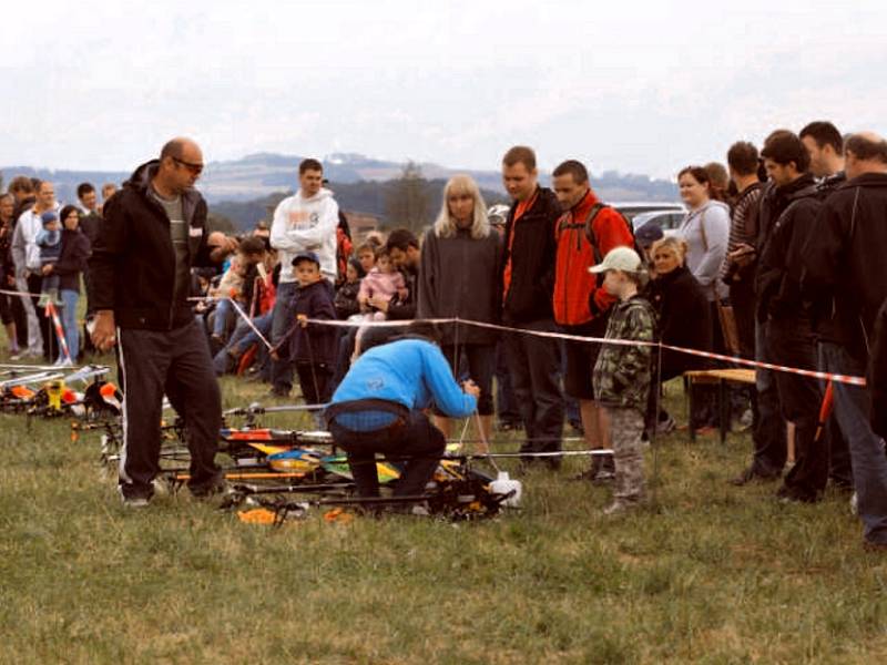 Přes nepřízeň počasí lidé na sobotní exhibici a akrobatické kousky vrtulníků přišli.