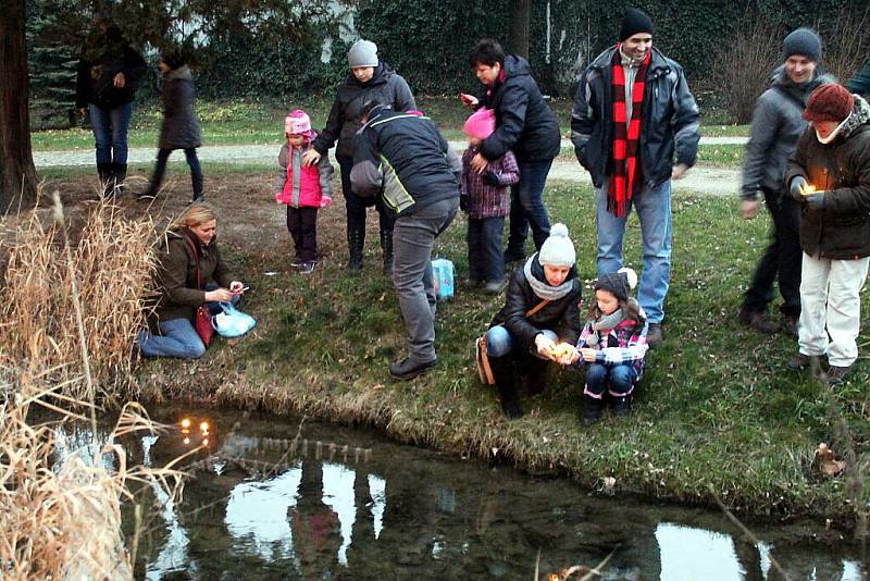 Zhruba tři desítky světýlek pustili po vodě v zámeckém parku malí i velcí účastníci úterní akce. 