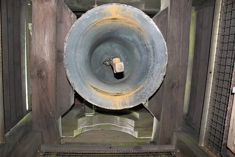 Radhošťská kaple byla vysvěcená v roce 1898, zvon byl odlitý o dva roky dříve.