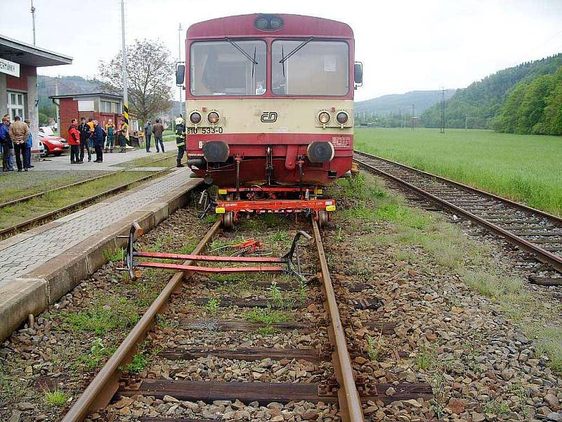 Zaměstnanec jedné společnosti dostatečně nezajistil vlak, ten se rozjel i s pracovníkem a narazil do vlaku ve stanici.