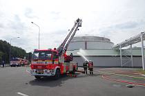 Cvičení hasičů v areálu zásob paliva ČEPRO v Sedlnicích.