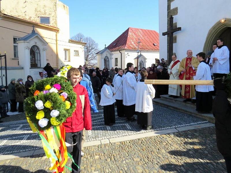 Již šestým rokem letos pokračuje v Příboře obnovená tradice - svěcení palem na Květnou neděli. To letošní se uskutečnilo v třeskutém mrazu.