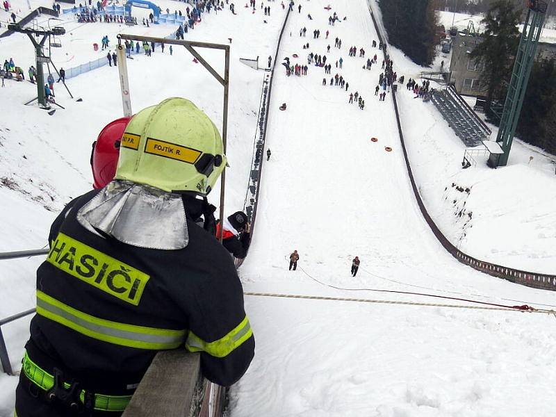 Zhruba sto metrů do kopce, který je s každým krokem prudší, pod nohama vrstva sněhu pod ní klouzavá plastická hmota a lano, coby pomocník. Tak vypadá Velevýdrap do skokanského můstku.